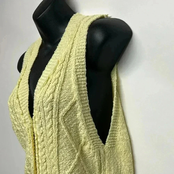 Forever 21 Cable Knit Sweater Vest Yellow, Medium 100% cotton V-neck - Picture 4 of 7
